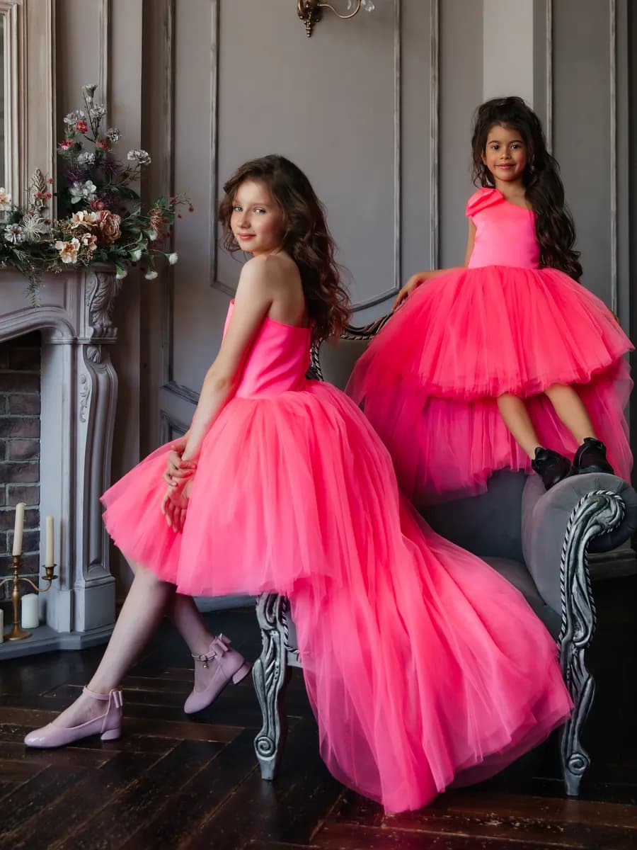 Нарядное платье пышное со шлейфом на праздник и утренник