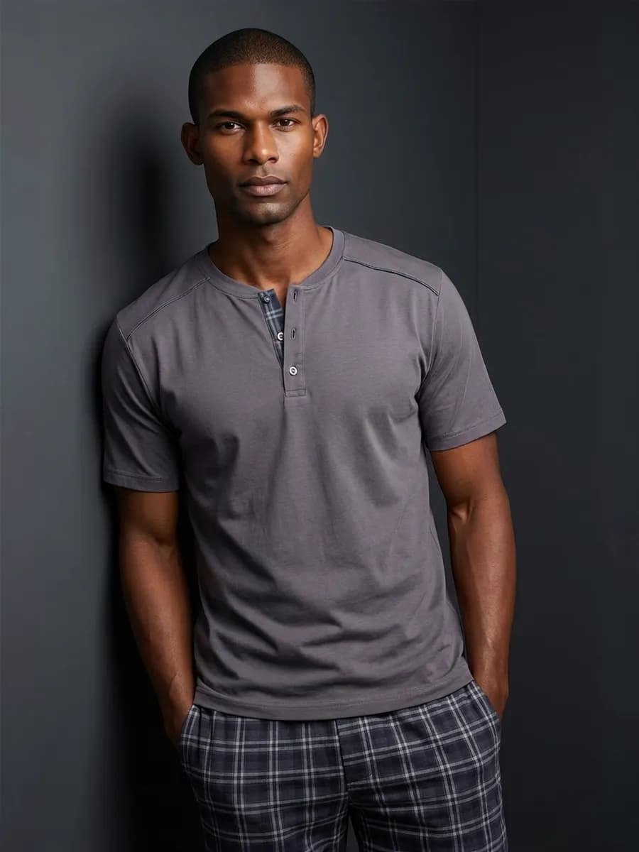 Пижама со штанами в клетку и футболкой