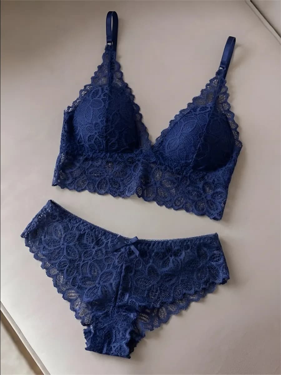 Комплект нижнего белья кружевной с трусами
