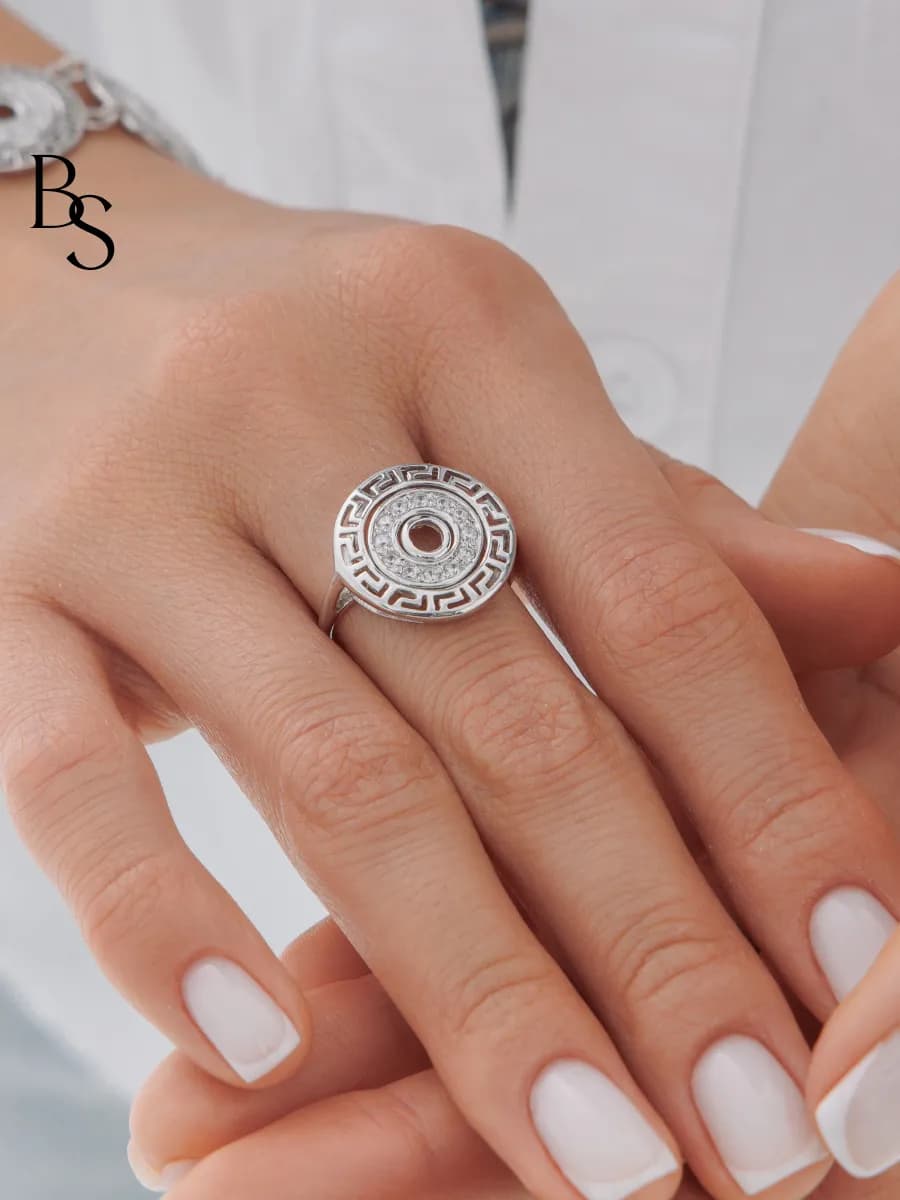 Кольцо ювелирное серебро 925 с камнями фианит круглое