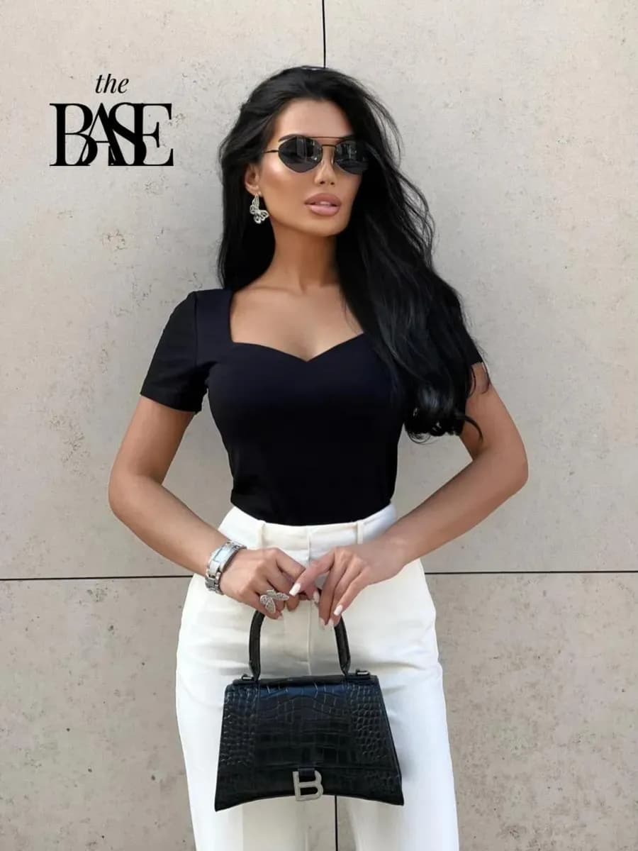 Футболка облегающая с вырезом