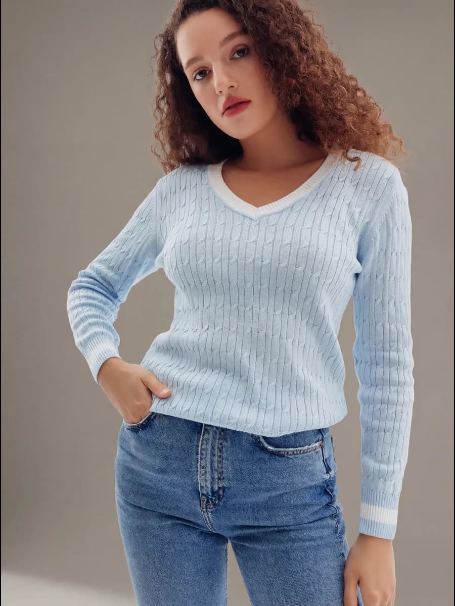 Джемпер вязаный с вырезом