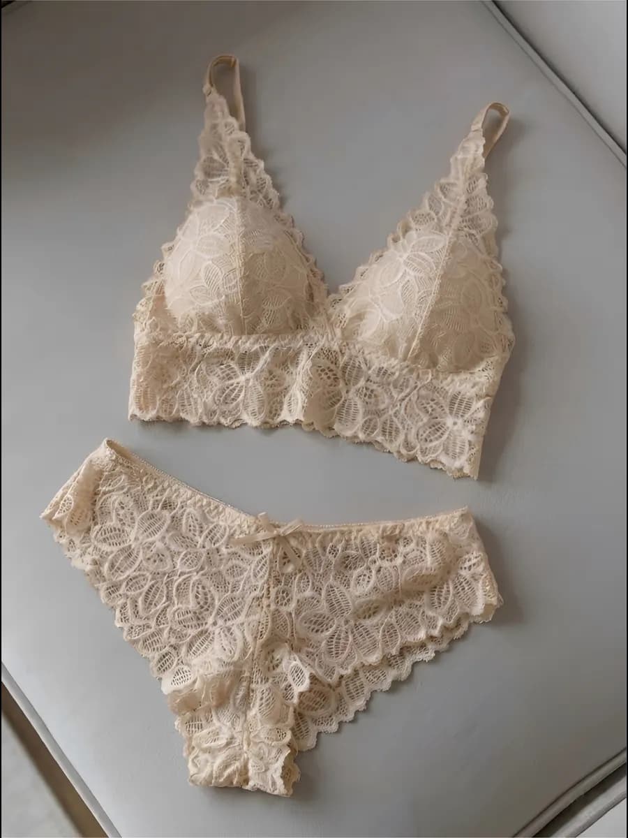 Комплект нижнего белья кружевной с трусами