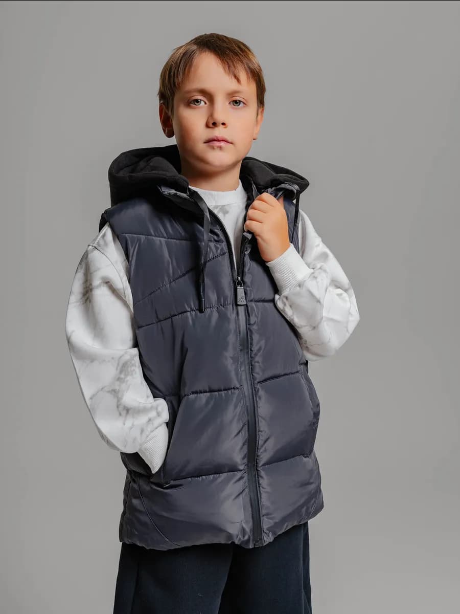 Жилет стеганый с капюшоном утепленный