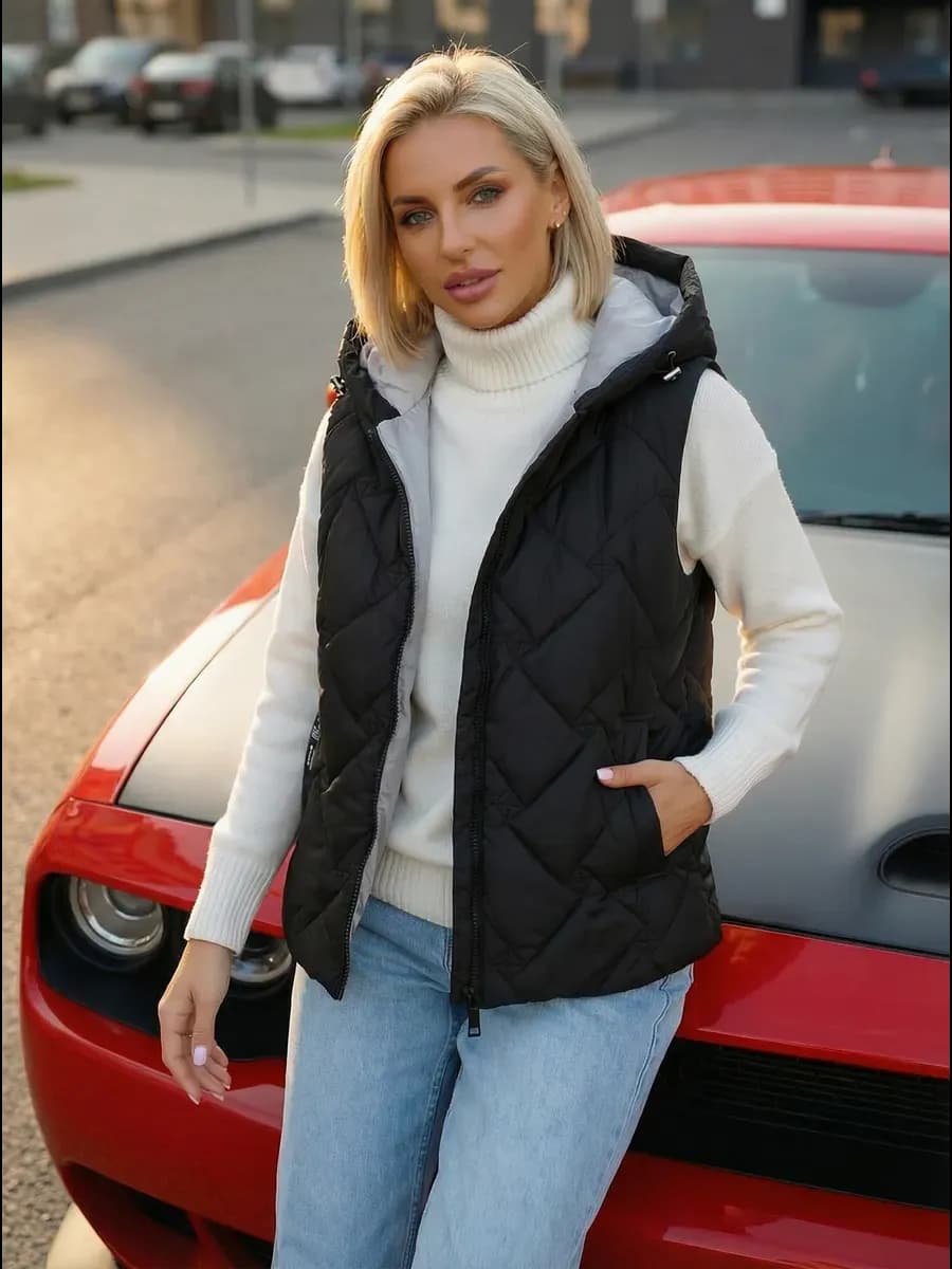 Жилетка утепленная демисезонная с капюшоном