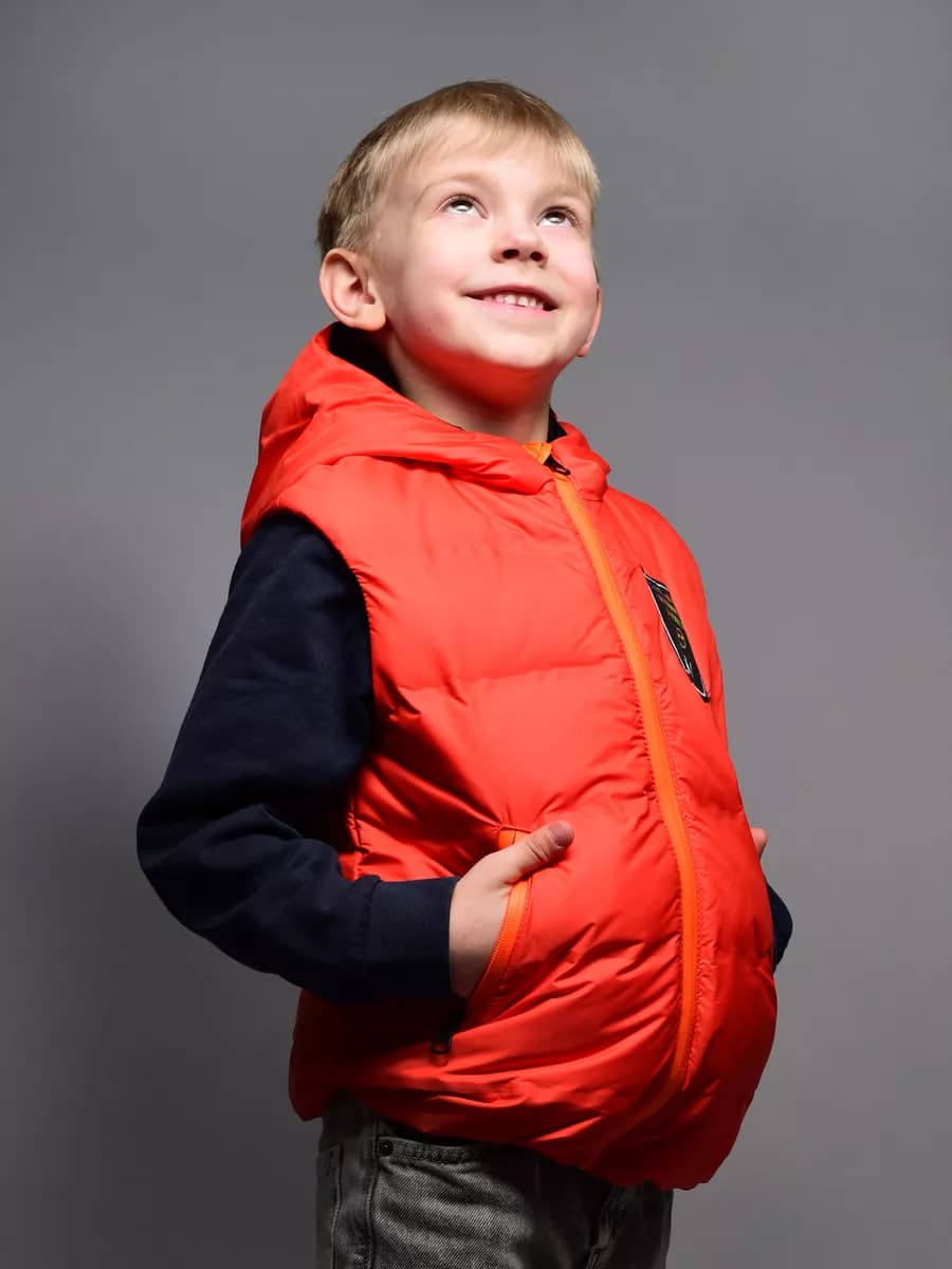 Жилет утепленный пуховый на хлопке с капюшоном