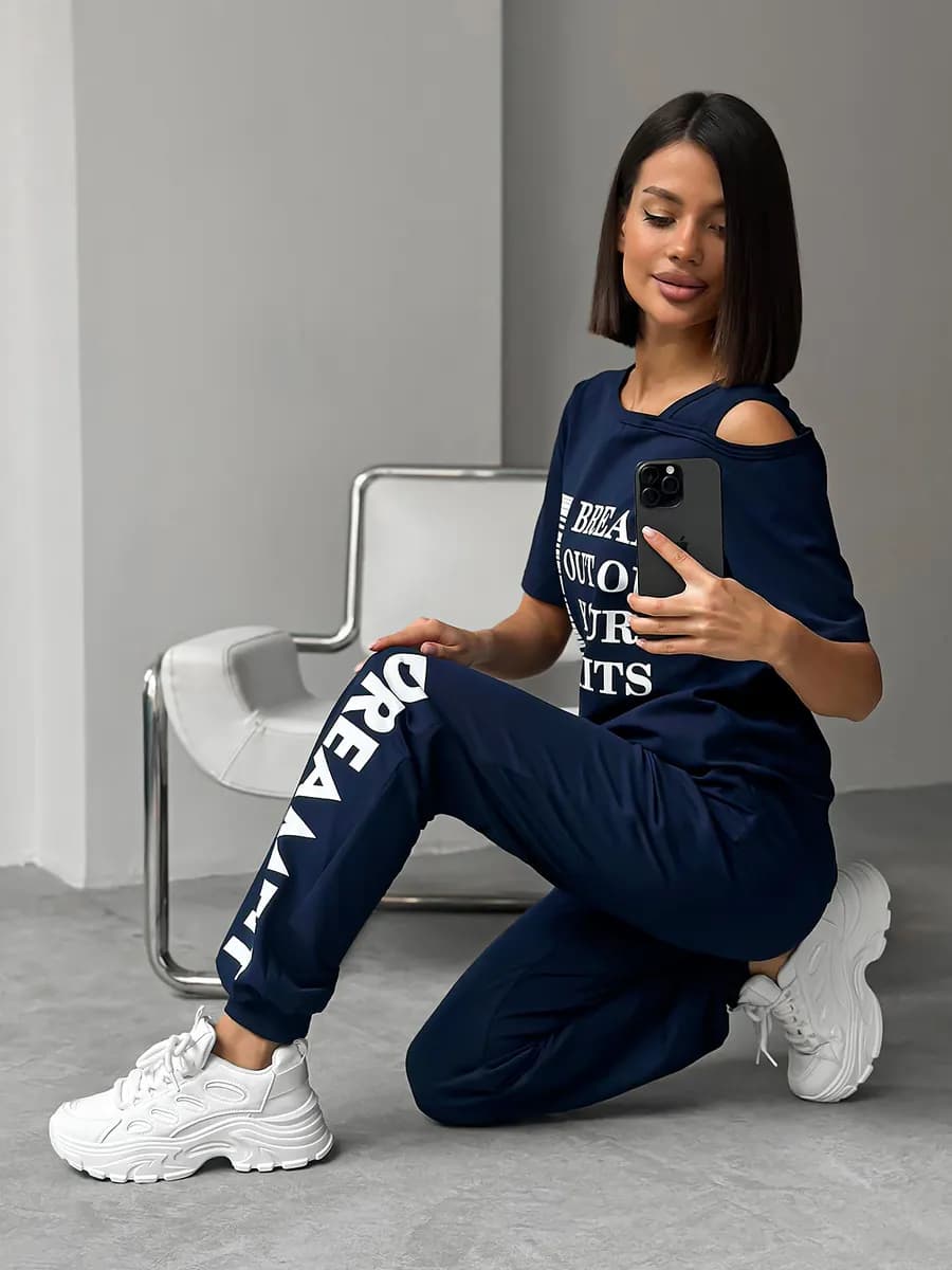 Женский спортивный трикотажный костюм