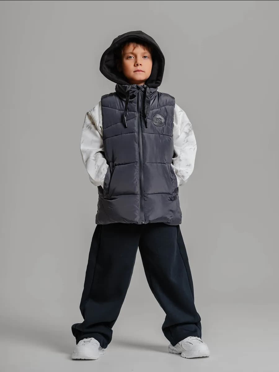 Жилет стеганый с капюшоном утепленный