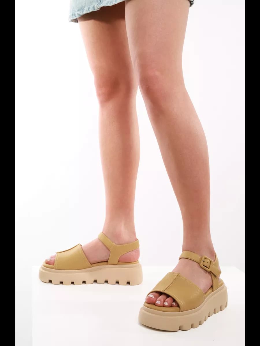 Босоножки кожаные на платформе