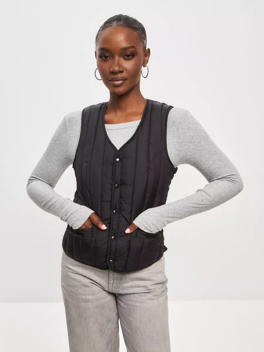 Жилетка утепленная стеганая под верхнюю одежду укороченная