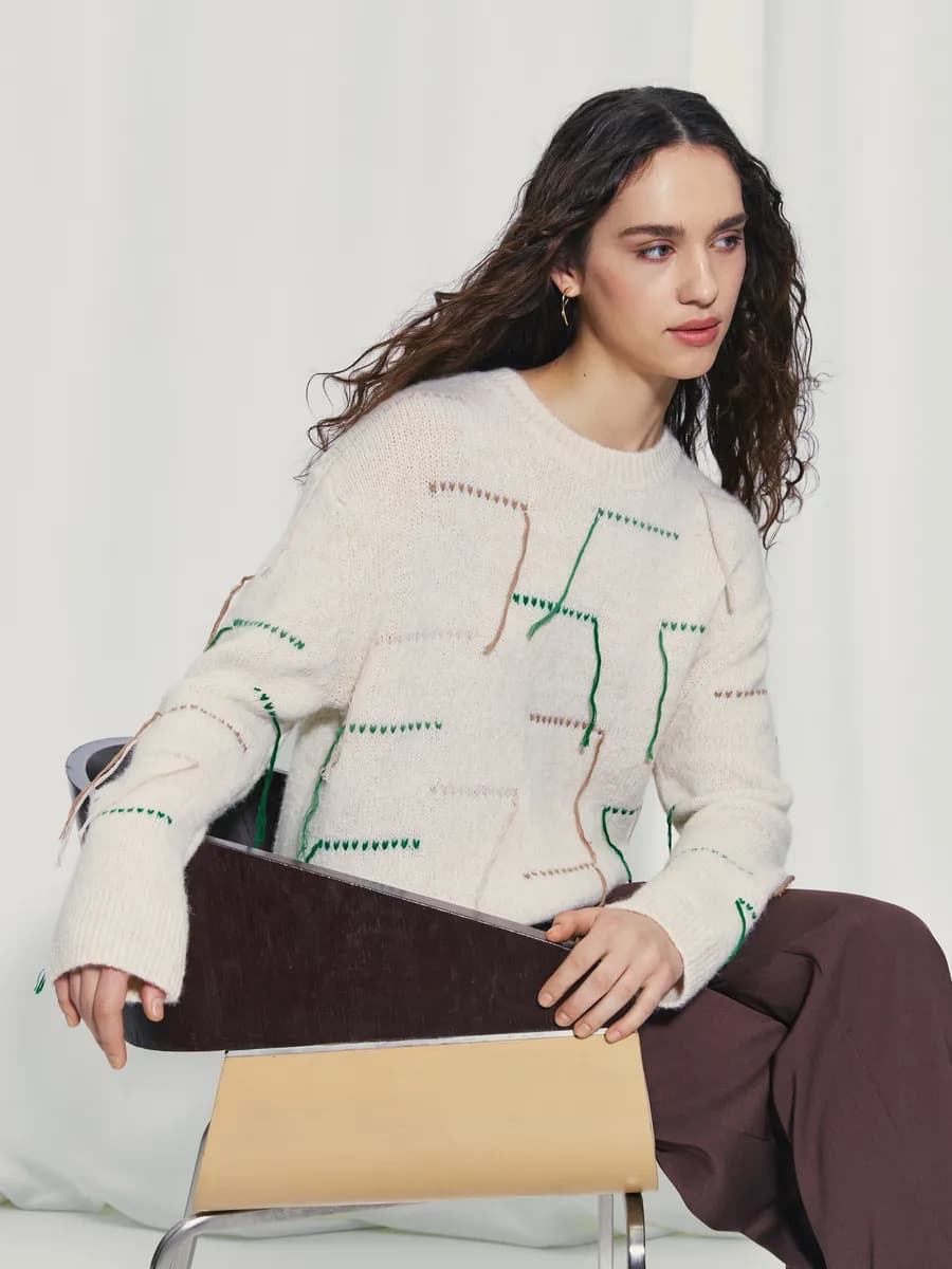 Джемпер оверсайз вязаный с вышивкой