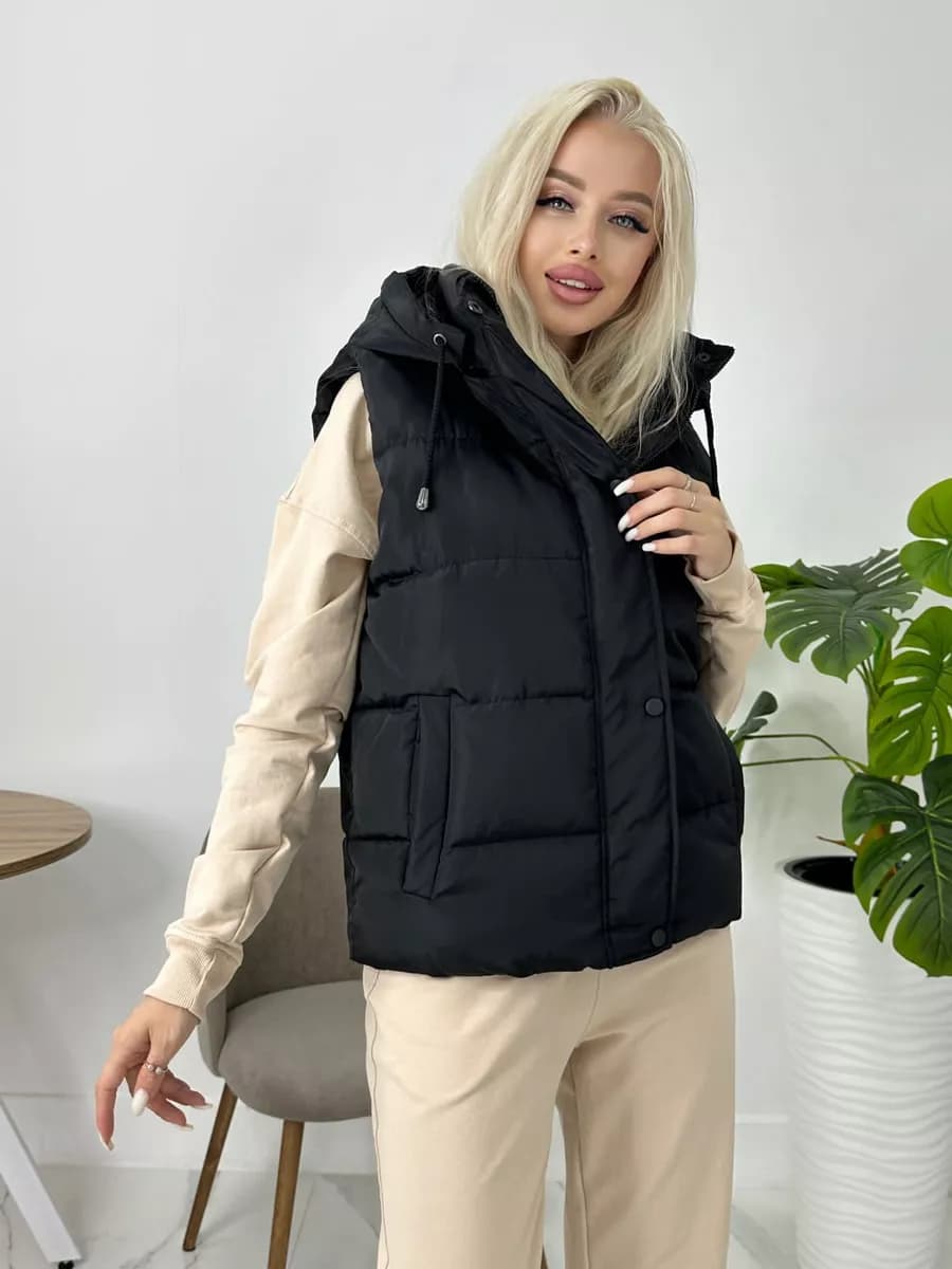 Жилетка утепленная с капюшоном