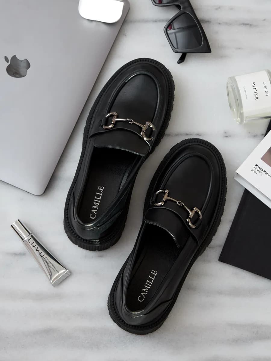 Лоферы кожаные с фурнитурой