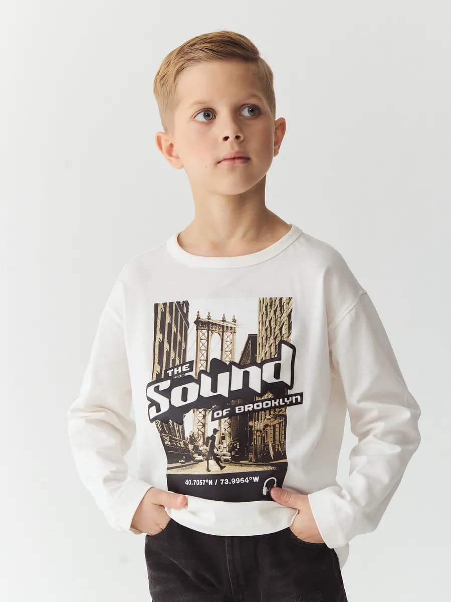 Лонгслив трикотажный белый оверсайз с принтом