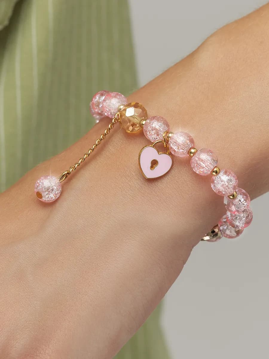 Браслет на руку из камней и бусин