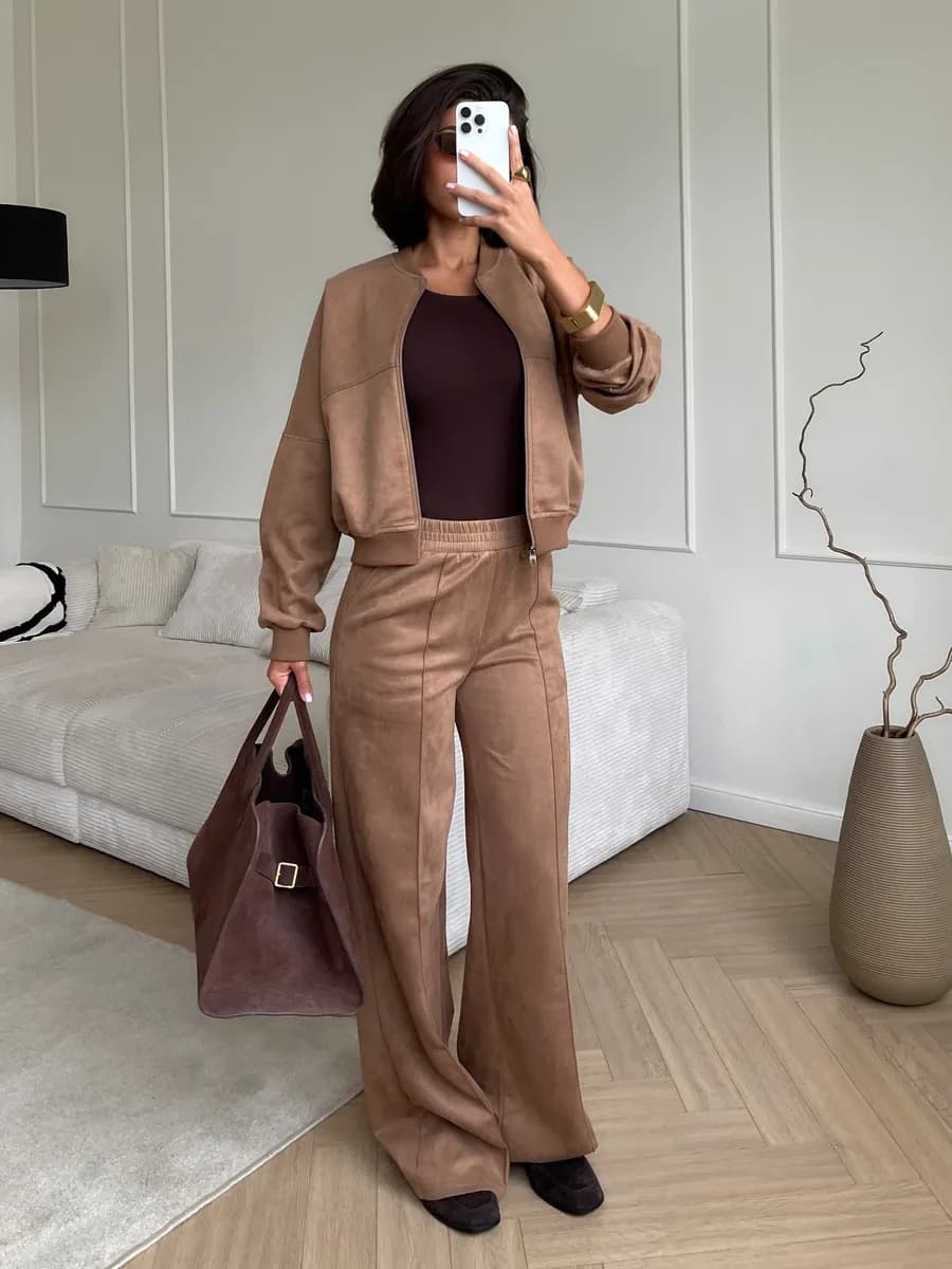 Замшевый спортивный костюм на молнии