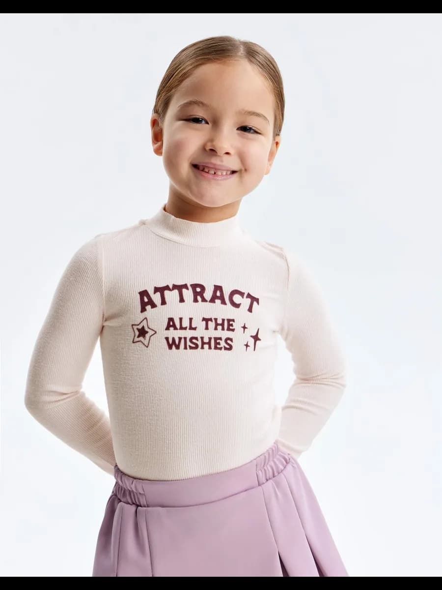 Светло-бежевый лонгслив в рубчик с флок-принтом