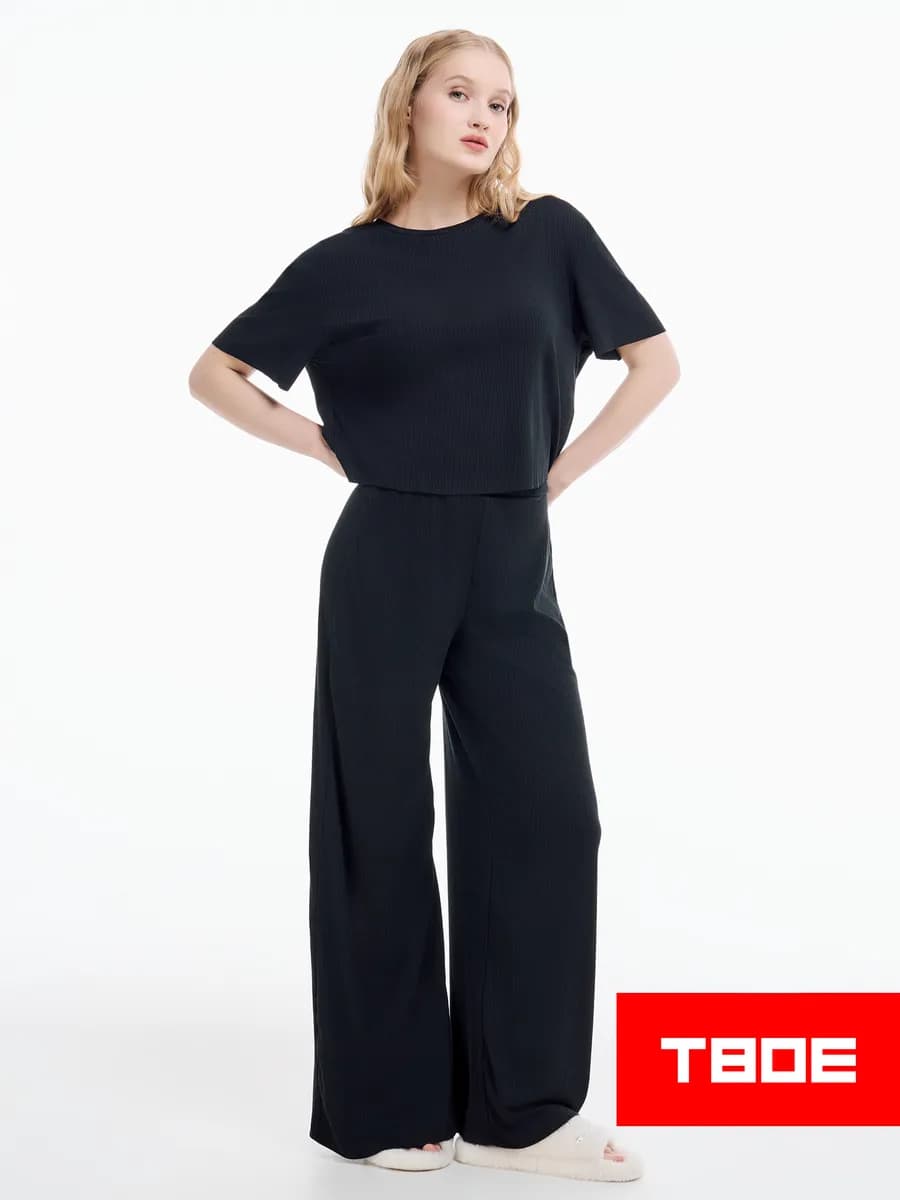 Домашний костюм с футболкой и брюками в рубчик