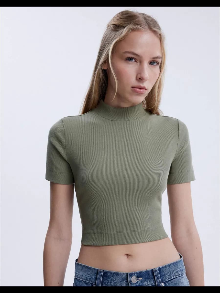 Зелёный облегающий кроп-топ с воротником-стойкой