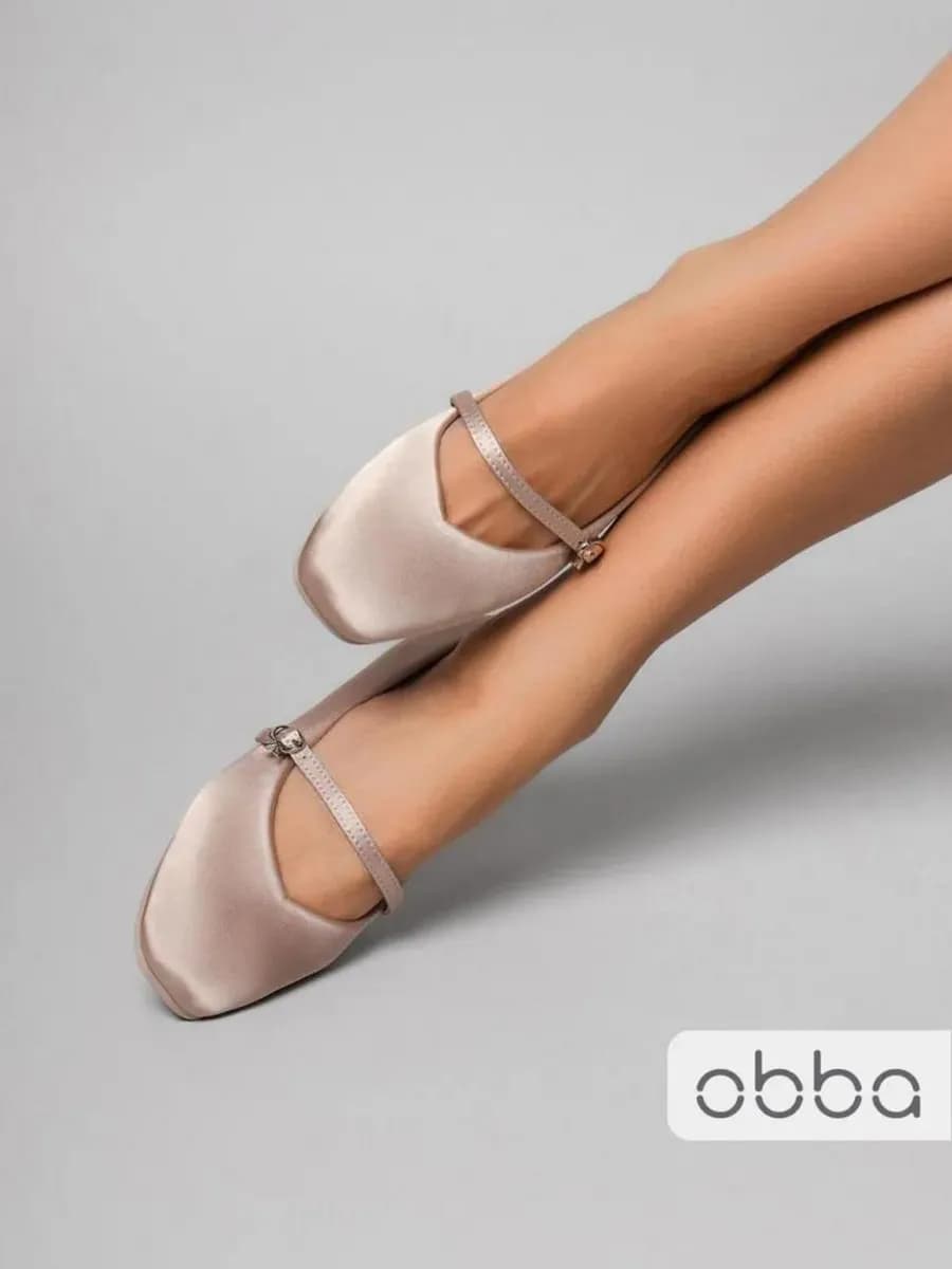 Балетки мери джейн с круглым носом и ремешком атласные