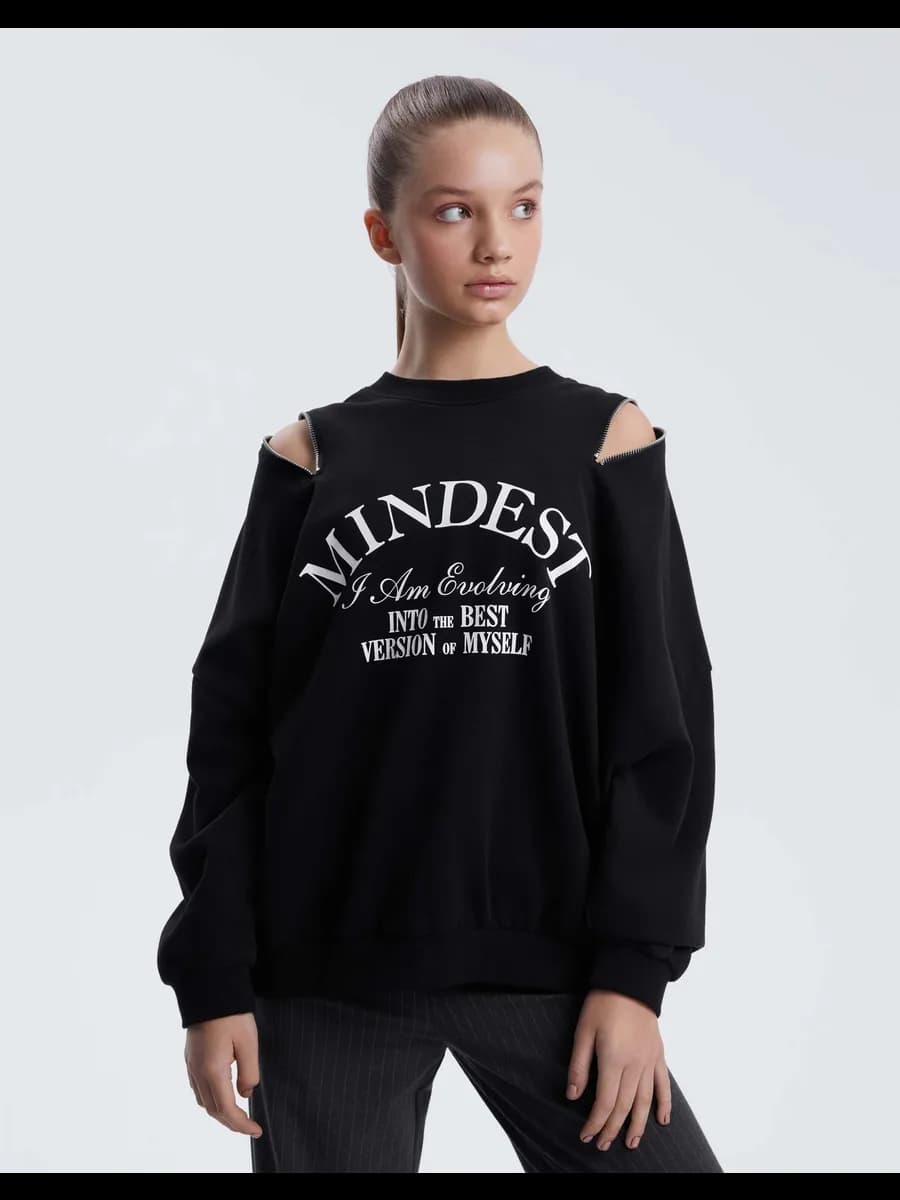 Чёрный свитшот oversize с молниями на плечах и принтом