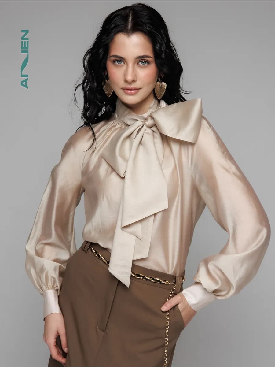 Нарядная блузка со съемным бантом