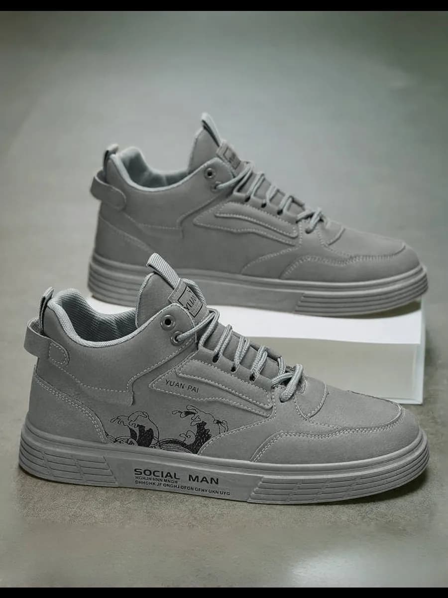 Спортивные кроссовки