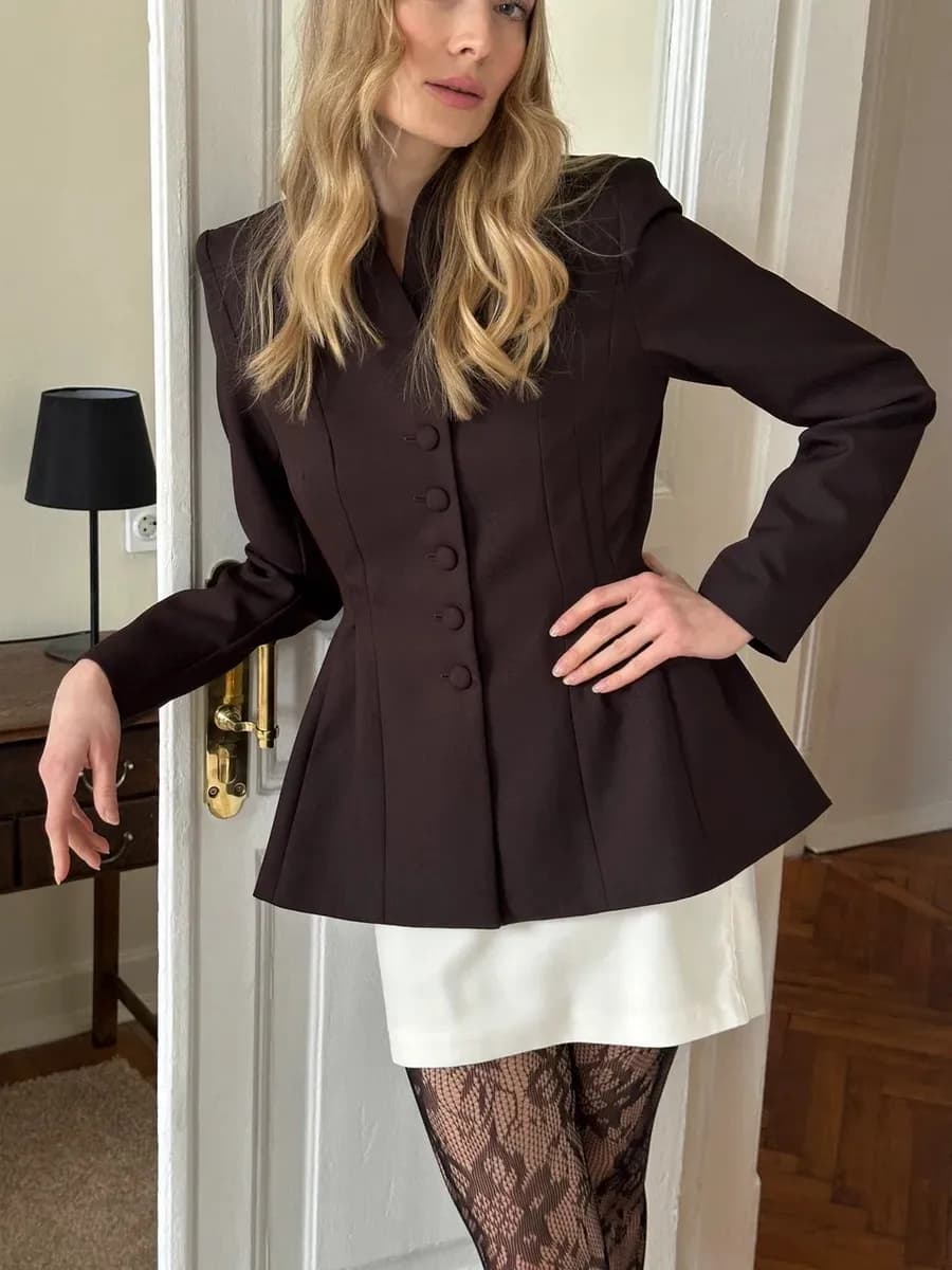 Пиджак приталенный классический на пуговицах с баской