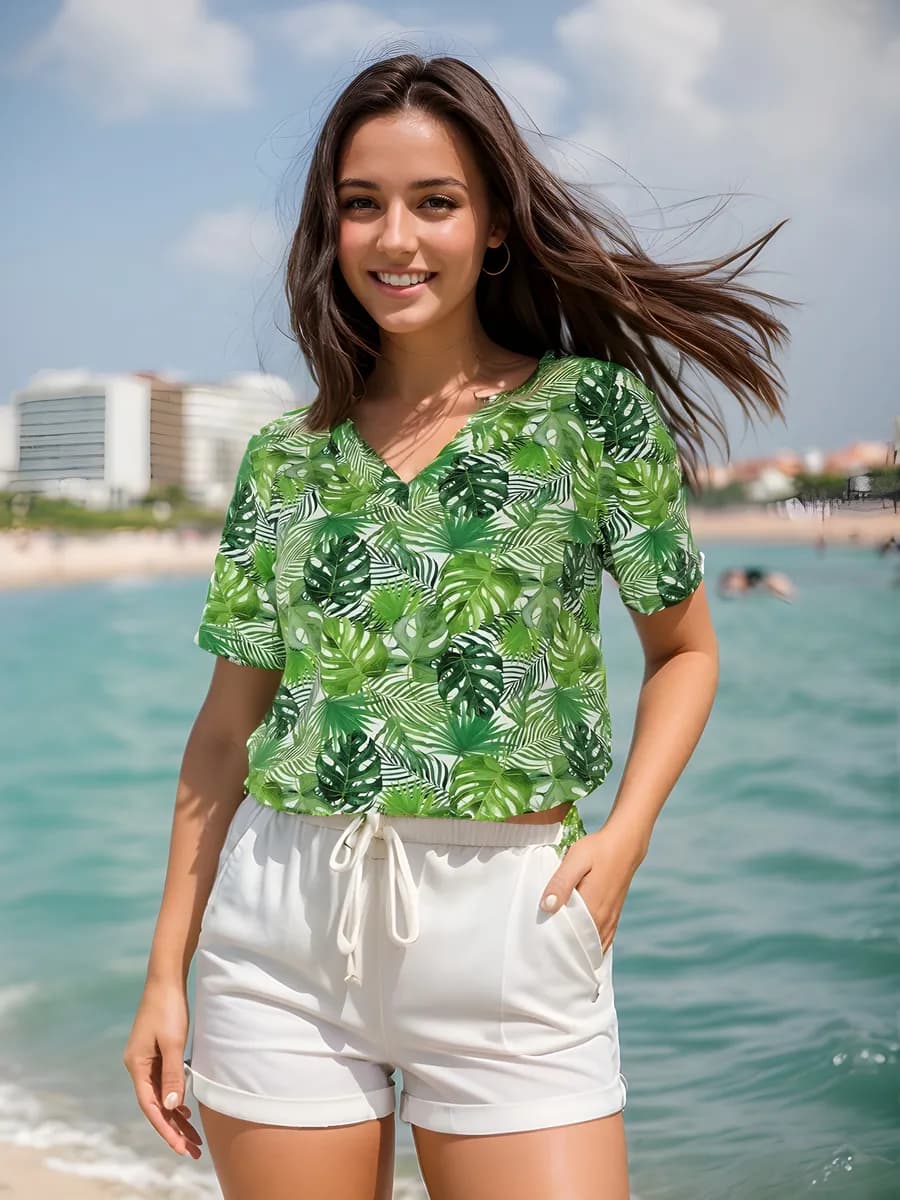 Футболка с принтом тропики с V вырезом