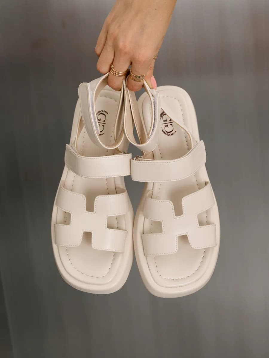 Летние босоножки на танкетке