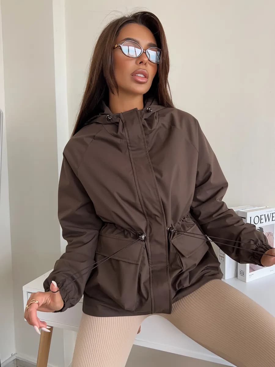 Ветровка с капюшоном