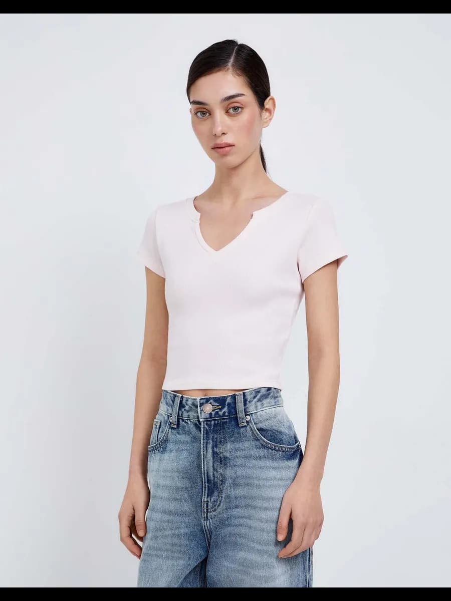 Розовая укороченная футболка в рубчик