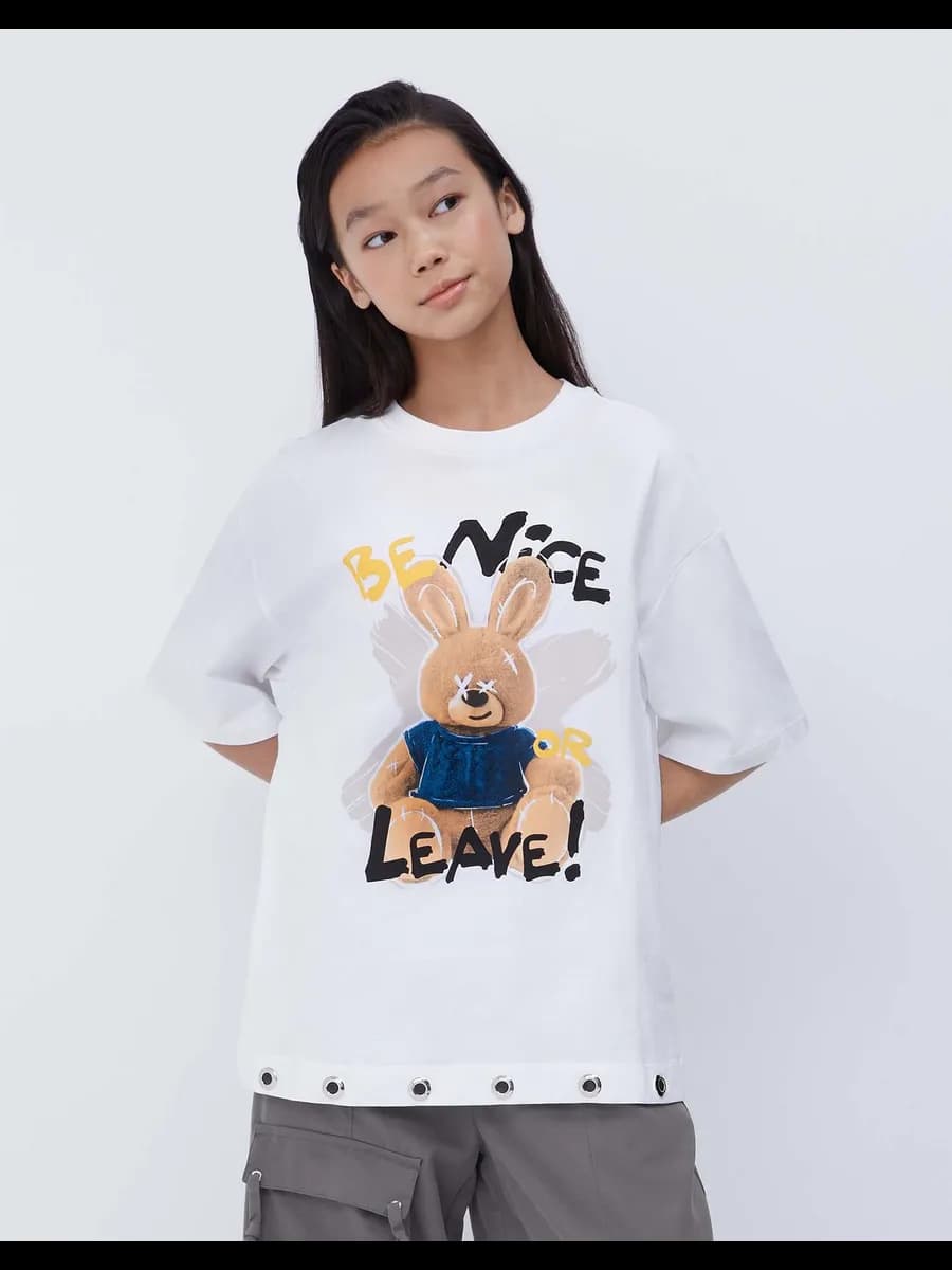 Белая футболка oversize с принтом и люверсами