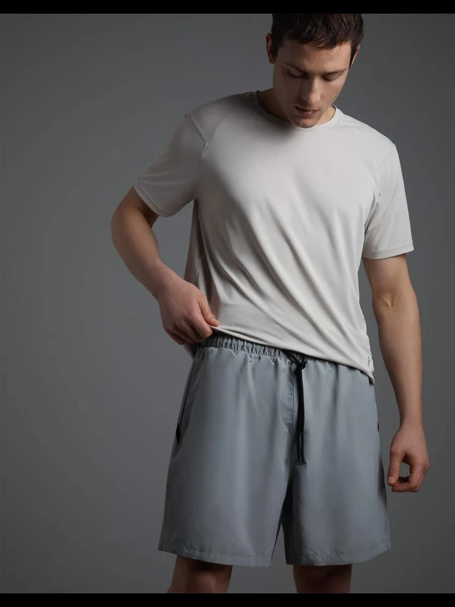 Серые спортивные шорты с контрастной полоской