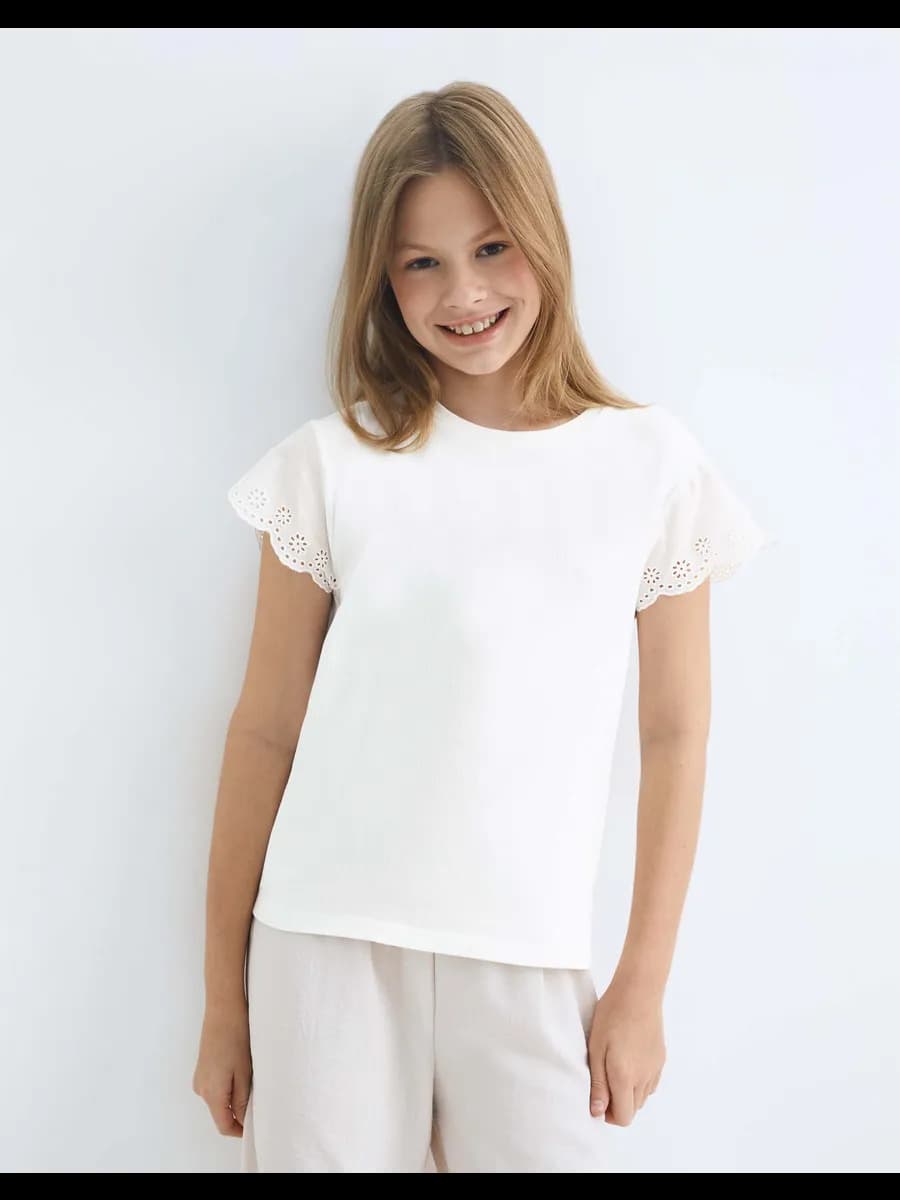 Молочная футболка в рубчик с рукавами-крылышками