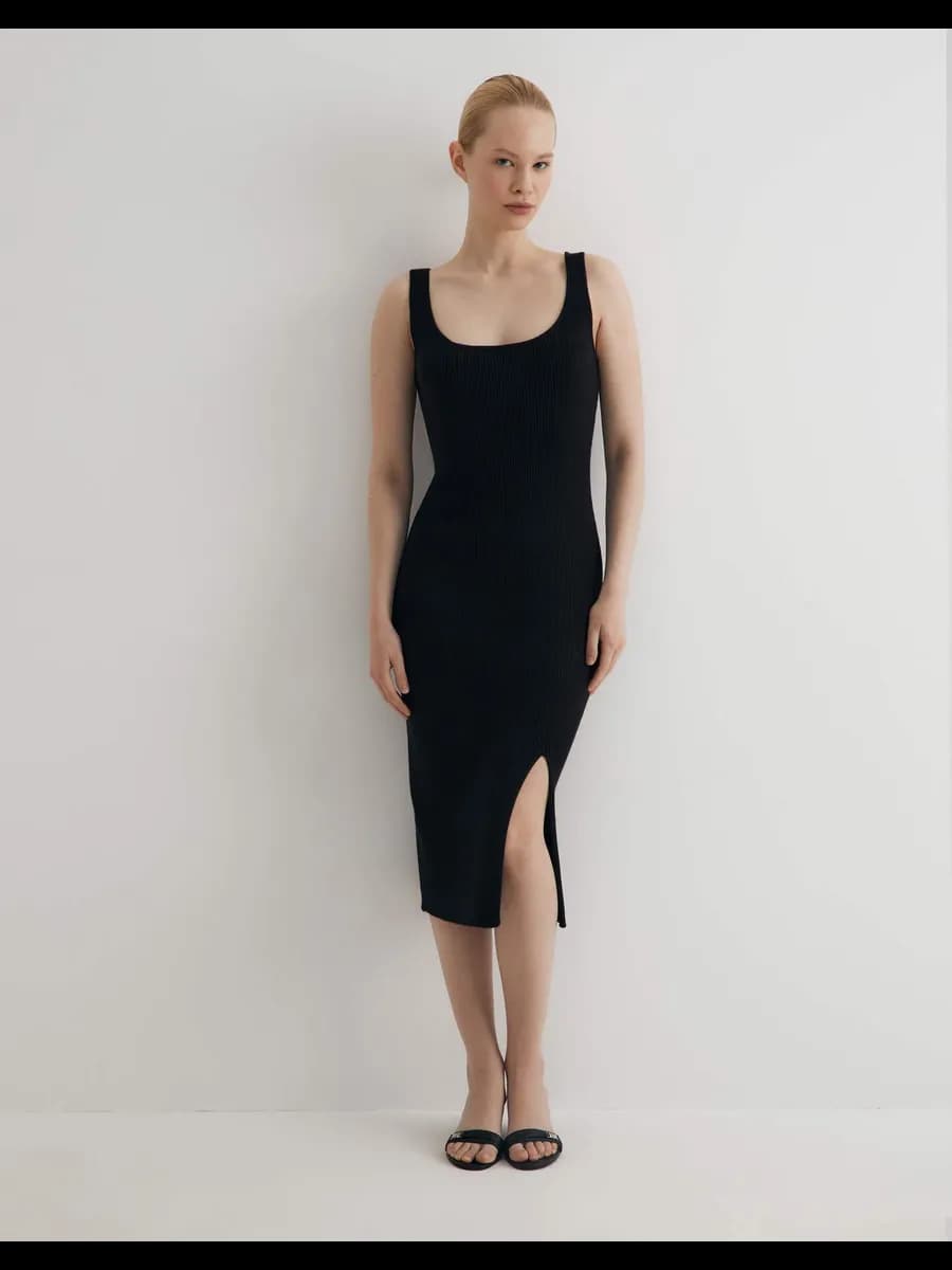 Чёрное платье миди в рубчик с разрезом