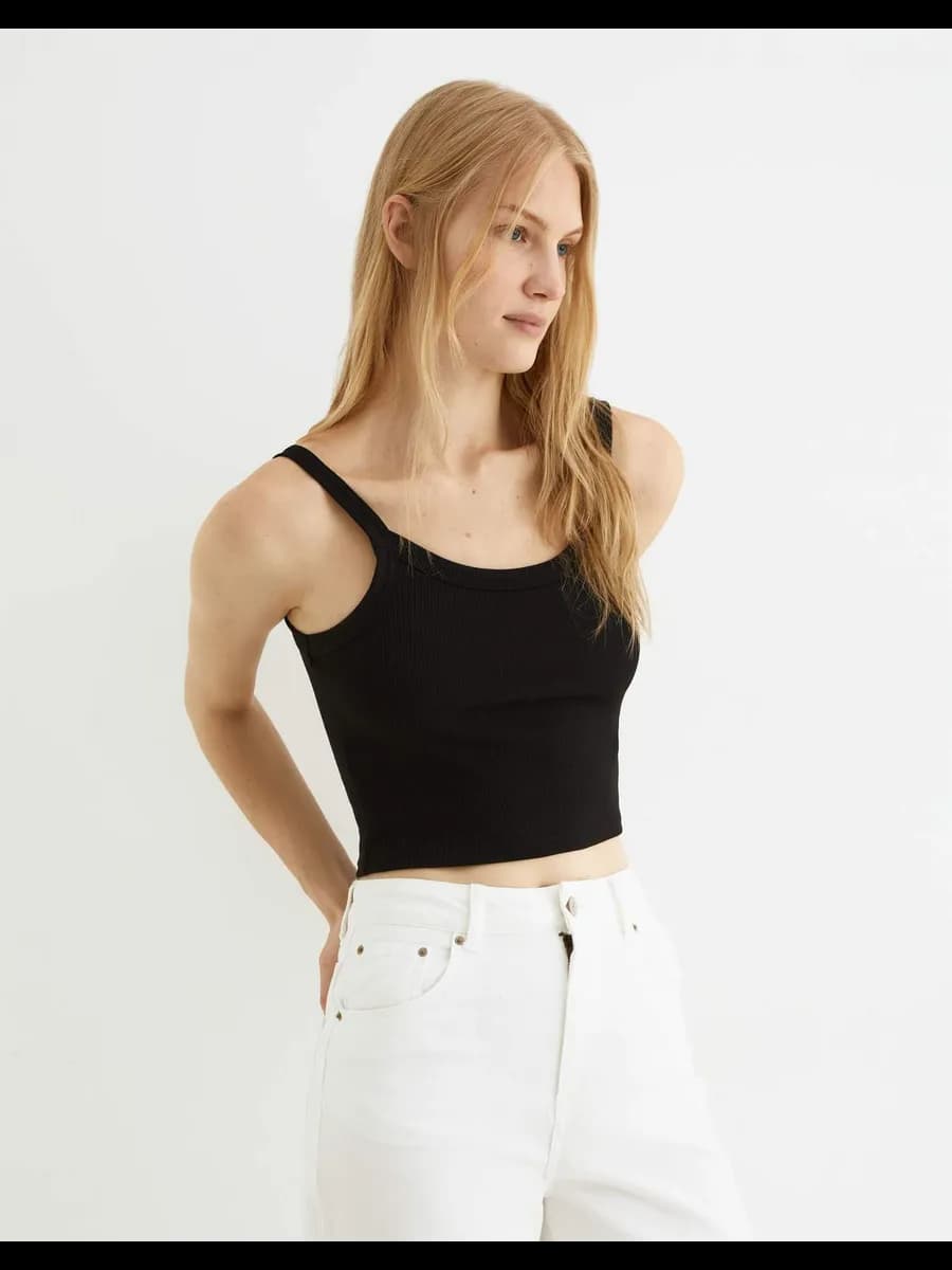 Чёрный базовый кроп-топ в рубчик