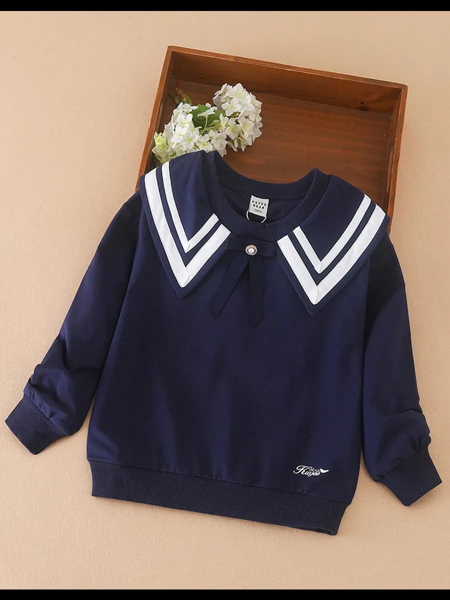 Девочка-ученица стильный свитер с воротником контрастного цв…