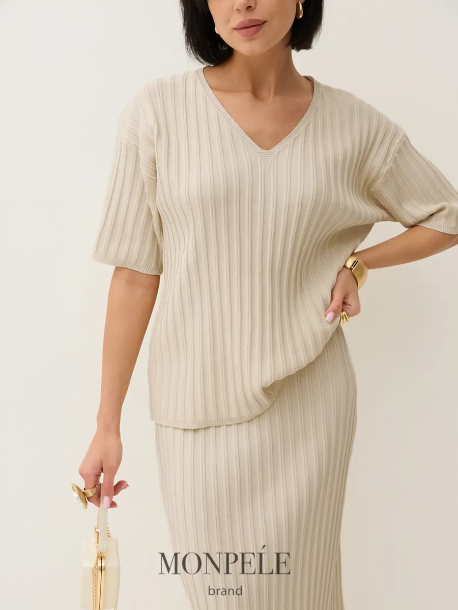 Костюм с юбкой трикотажный