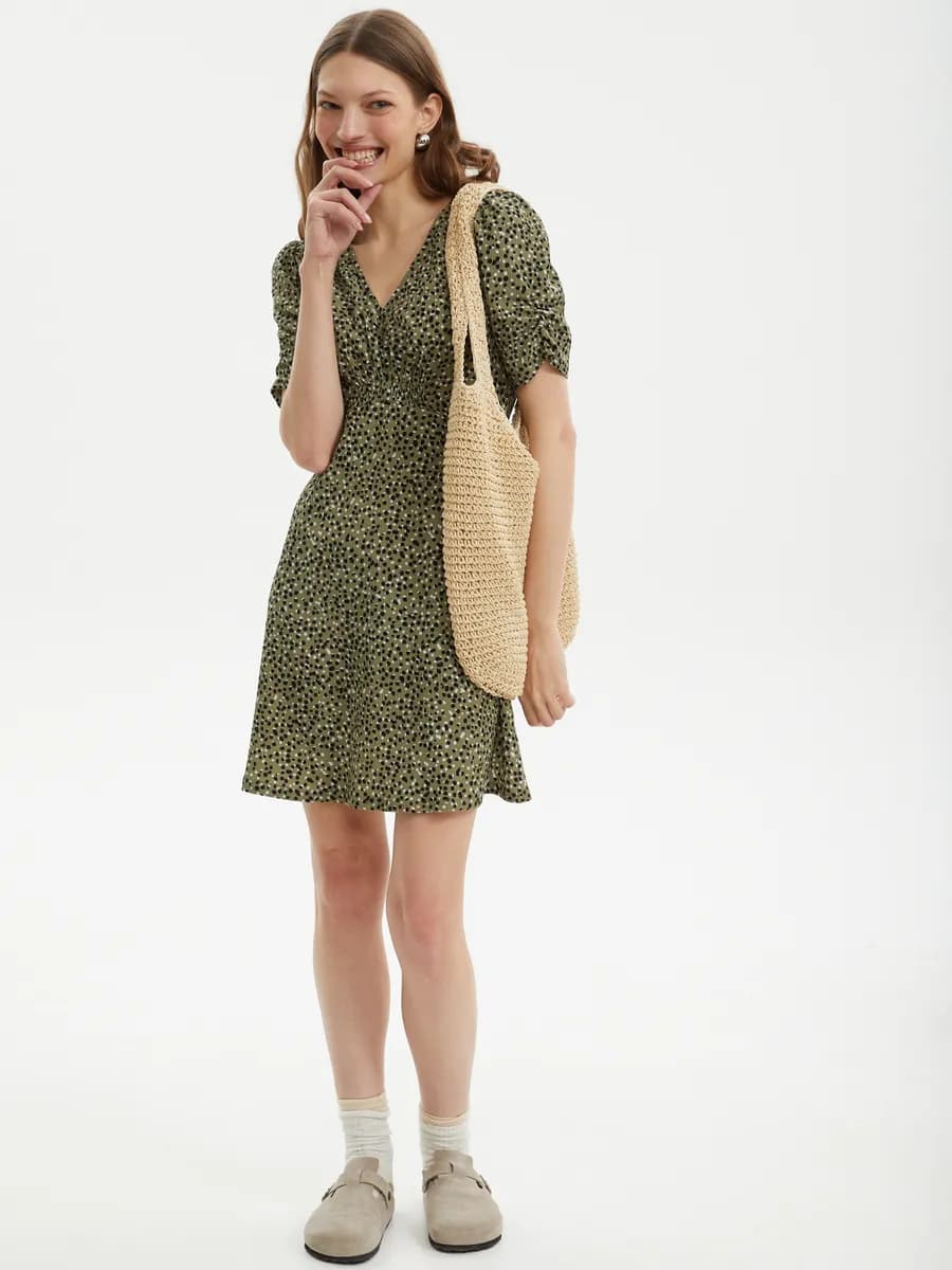 Женское платье мини с вырезом и принтом