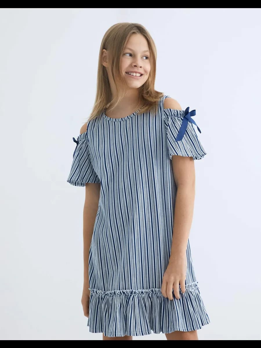 Полосатое платье с открытыми плечами, бантами и оборкой