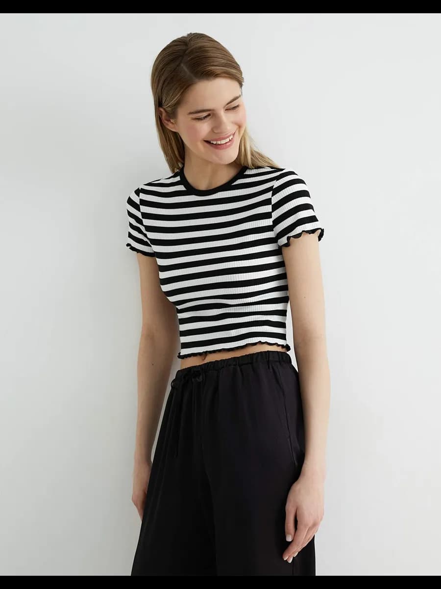 Кроп-топ в полоску с коротким рукавом и оборками