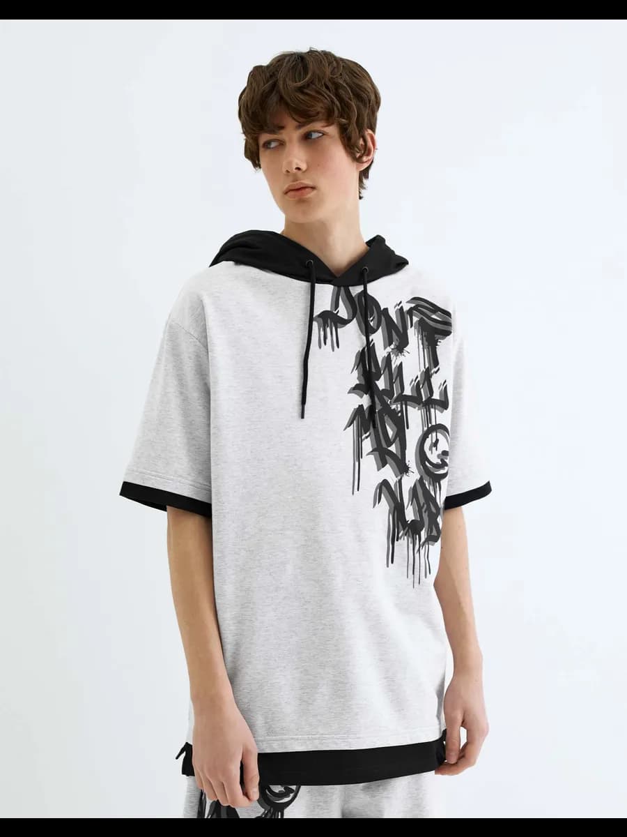 Серое свободное худи с коротким рукавом и принтом