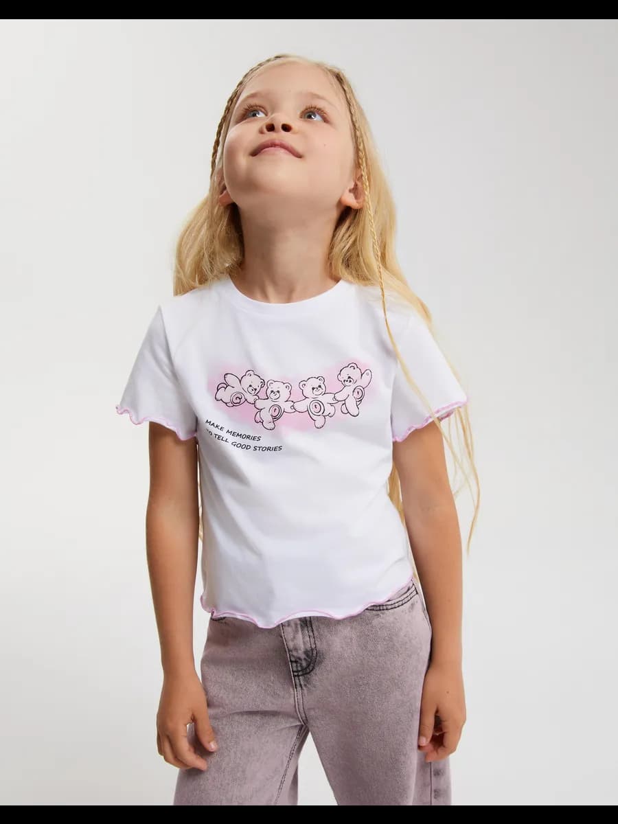 Белая футболка с принтом и волнистым краем