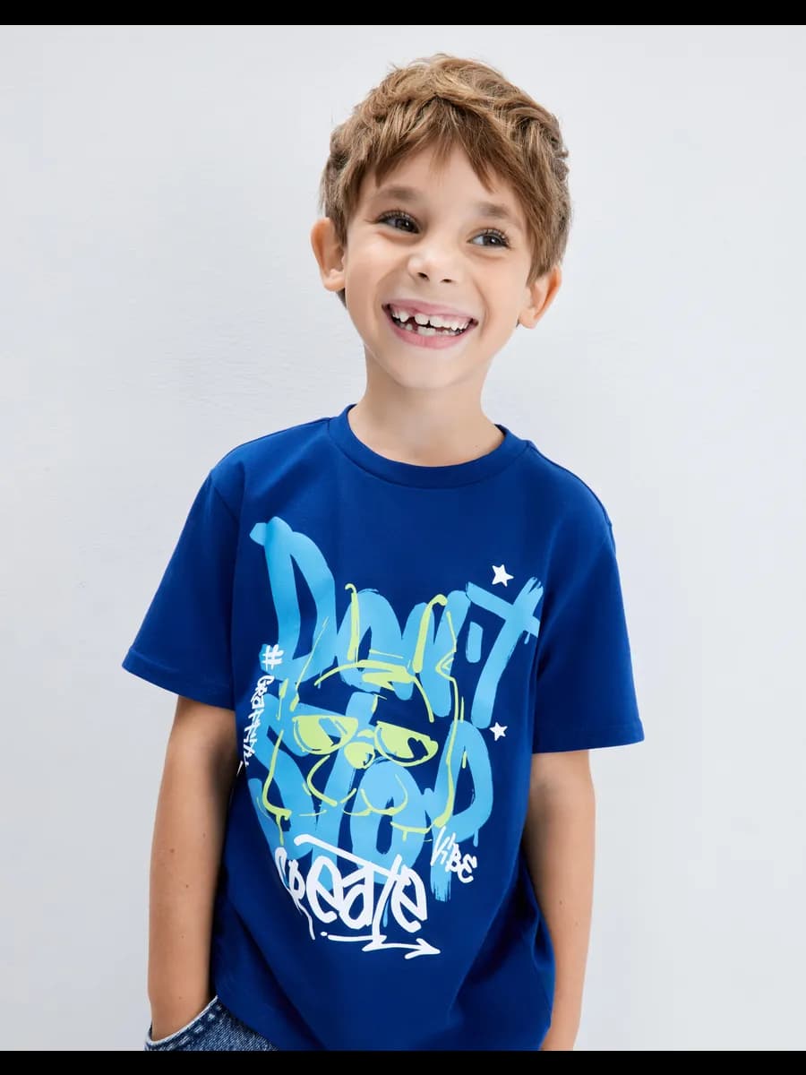 Синяя футболка с граффити-принтом