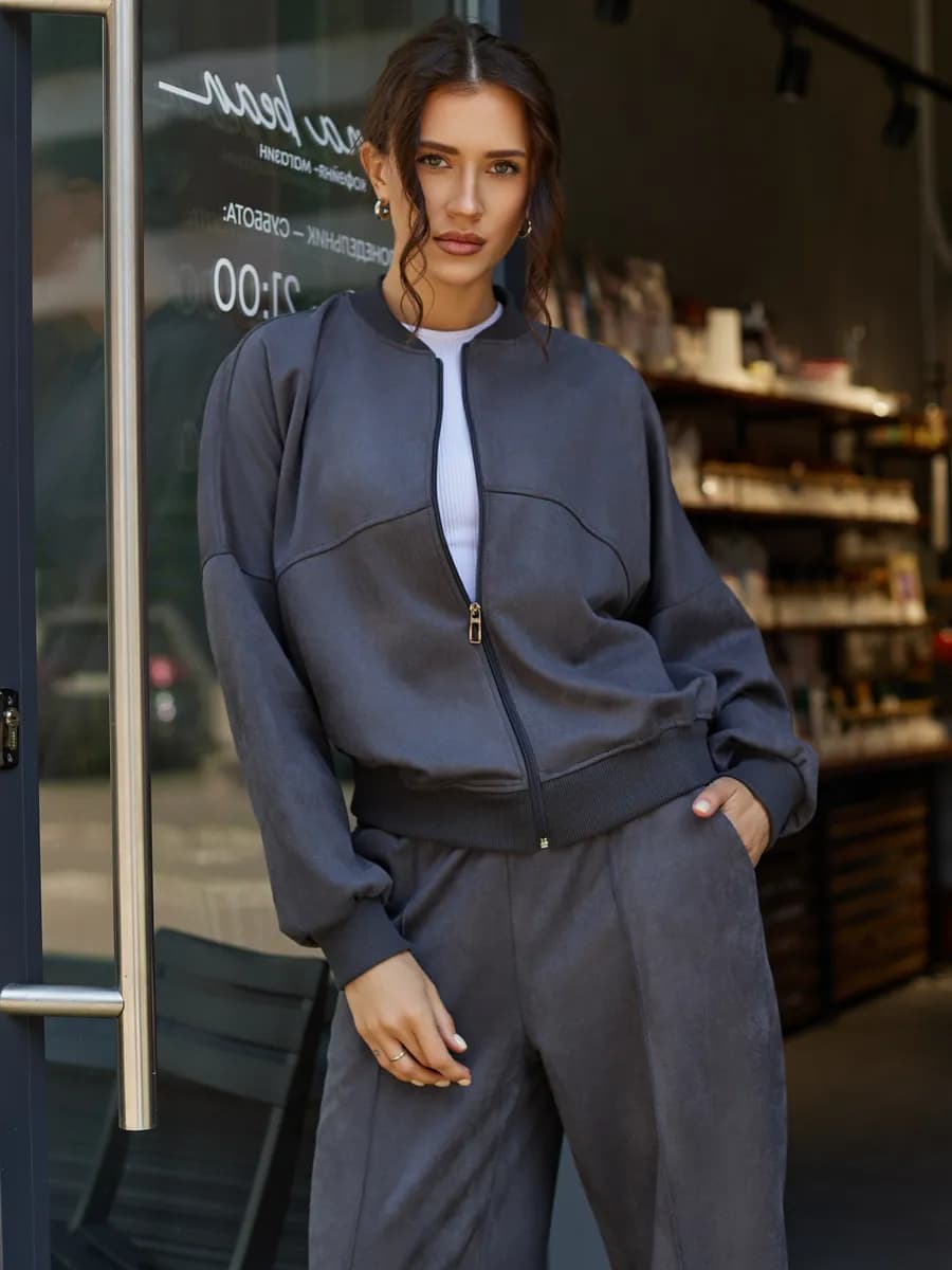 Теплый замшевый костюм повседневный