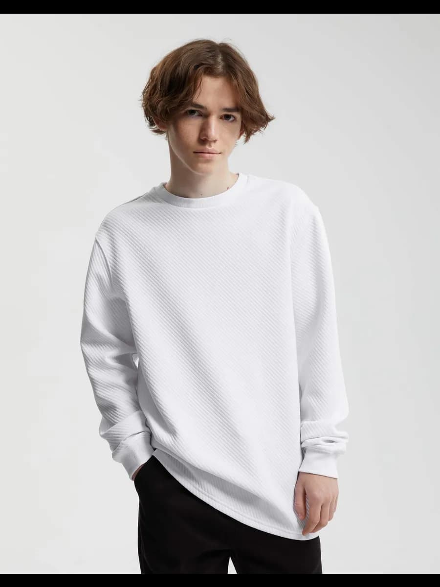 Белый лонгслив с лейблом