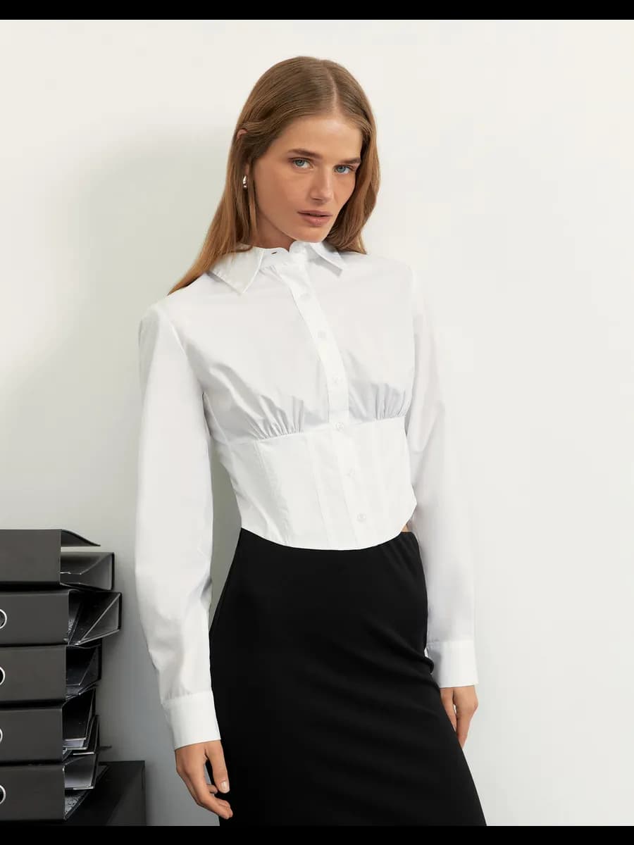 Белая укороченная рубашка корсетного кроя