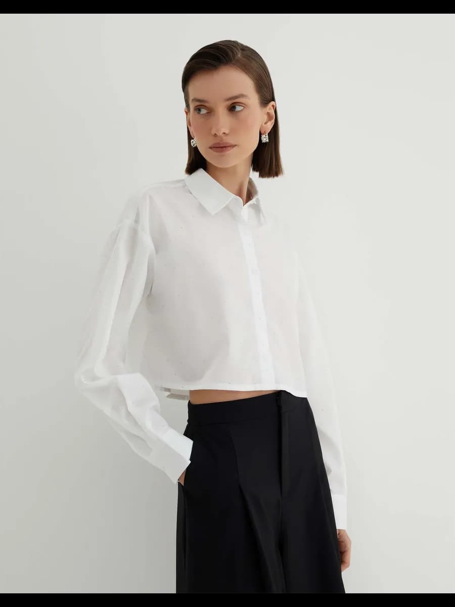 Белая укороченная рубашка со стразами