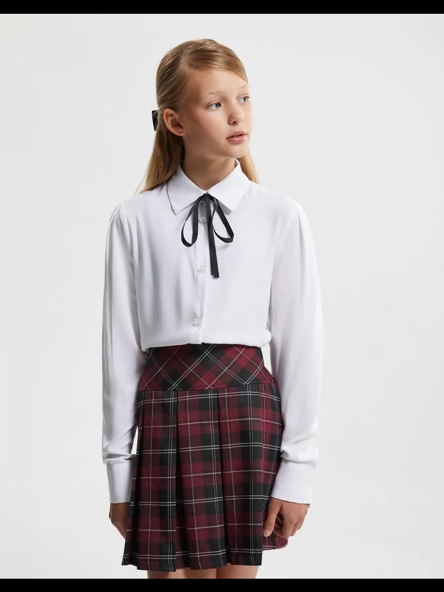 Белая школьная рубашка с лентой